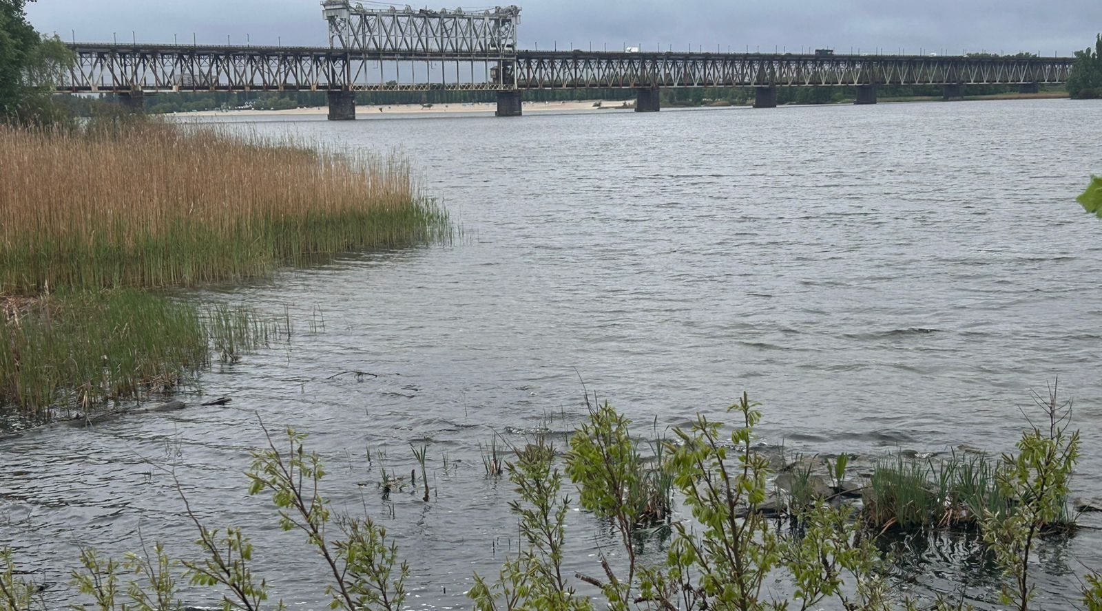 Після нічної атаки у Кам’янському водосховищі виявили невідому речовину