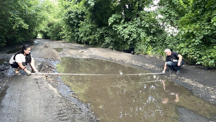 Жителі Сенчанської громади змушені долати зайві 100 кілометрів через аварійний стан дороги