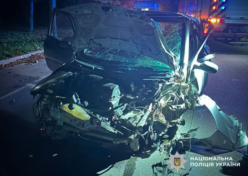 У Миргороді водій легковика врізався в дерево: чоловіка госпіталізували