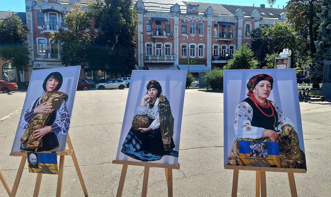 У Полтаві презентували фотовиставку «Емоції в очах жінки»