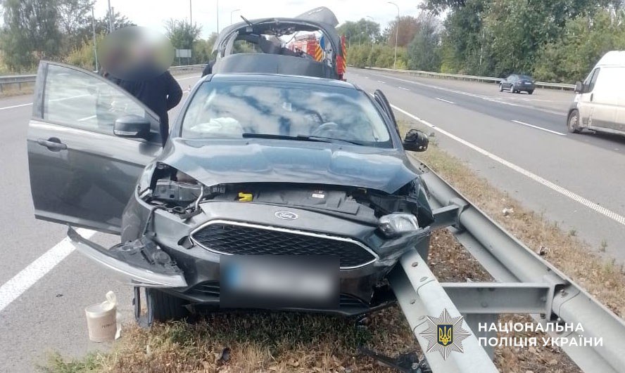 Біля Пирятина Ford Focus врізався в металеве огородження: водія госпіталізували